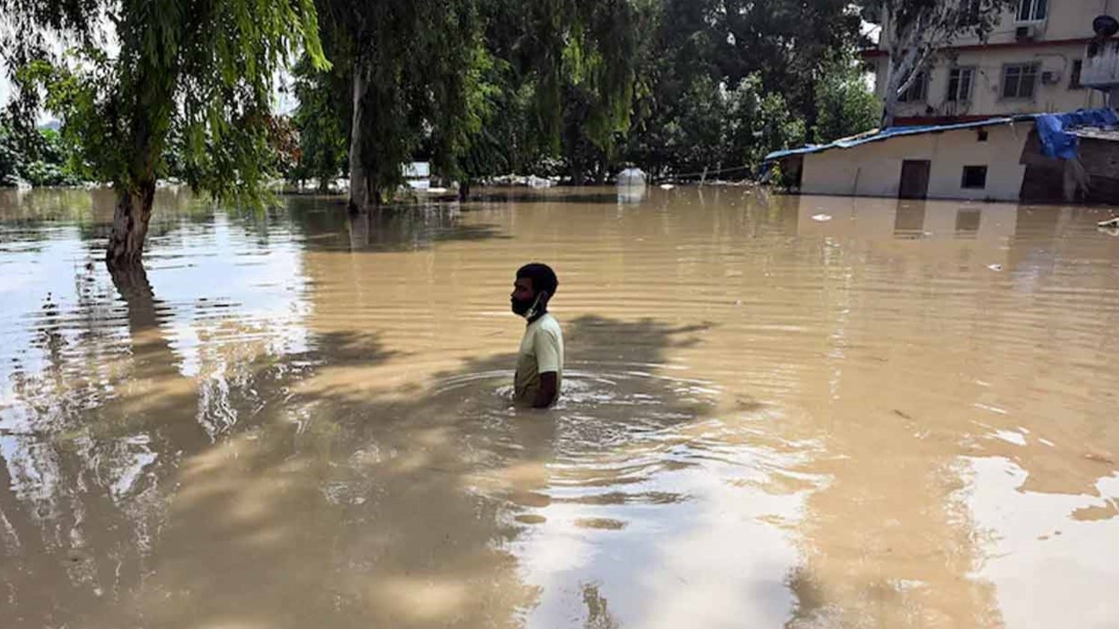 অবিরাম বৃষ্টিতে অচল দিল্লি, নদীর পানি ঘরবাড়ি ও সড়কে প্রবেশ করছে